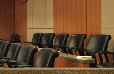 El juicio por jurados, los jueces y la autoridad del derecho