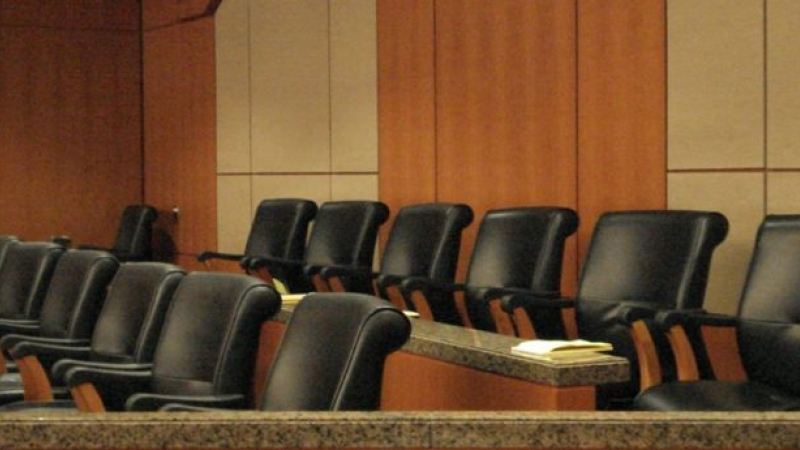 El juicio por jurados, los jueces y la autoridad del derecho   