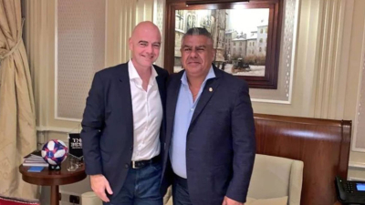 Infantino se reúne con Tapia en busca de apoyo para Mundial cada dos años
