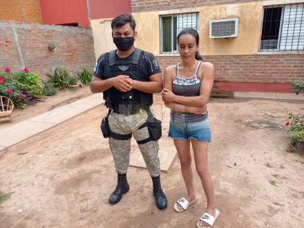 58oficial y madre.jpeg