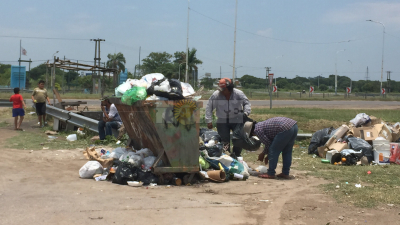 Familias buscan comida en los basurales para subsistir