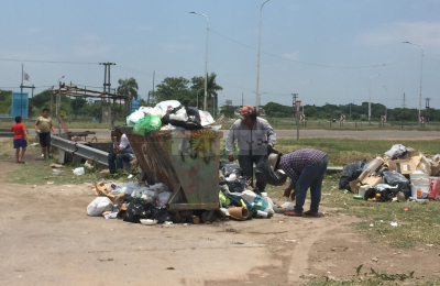 Familias buscan comida en los basurales para subsistir
