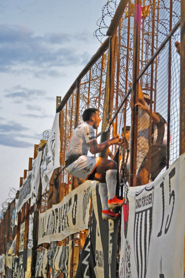 Matías Romero celebra el segundo gol del ‘albinegro’ trepado al alambrado de la tribuna popular del estadio For Ever. MARCELO CACERES.