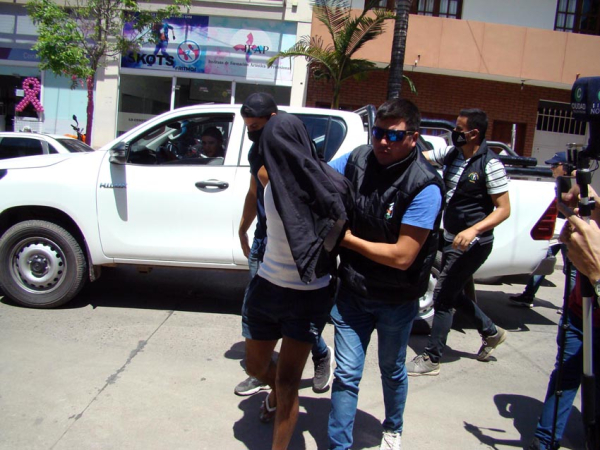 Personal policial traslada al detenido por el caso del homicidio de Daniel Jara. 21-10-21. Fabián Maldonado/NORTE