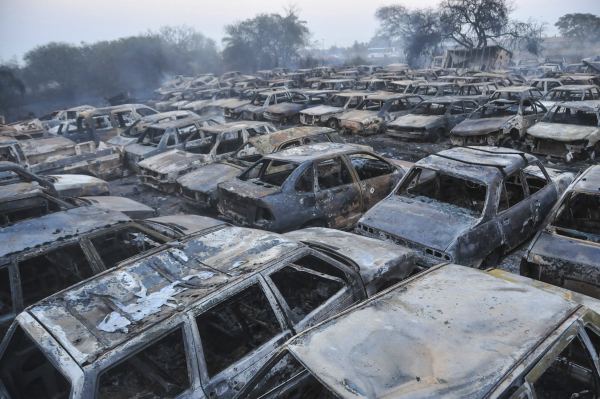 EN HORAS DE LA TARDE SE INICIO UN INCENDIO QUE TERMINO DEVASTANDO CENTENARES DE AUTOS CONFISCADOS EN EL CORRALOSN MUNICIPAL Y JUDICIAL. 19-08-2021 . Jorge "Punky" Flores.