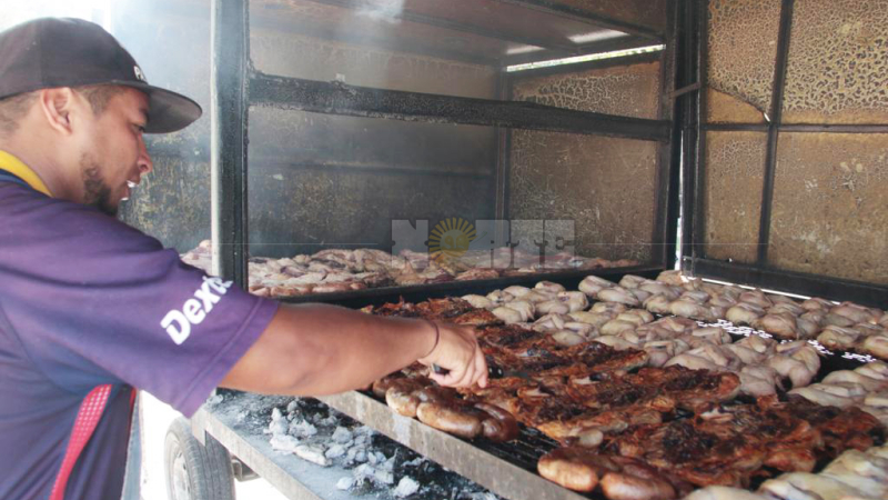 Vendedores callejeros de comida sobreviven a la pandemia y le dan batalla a la crisis