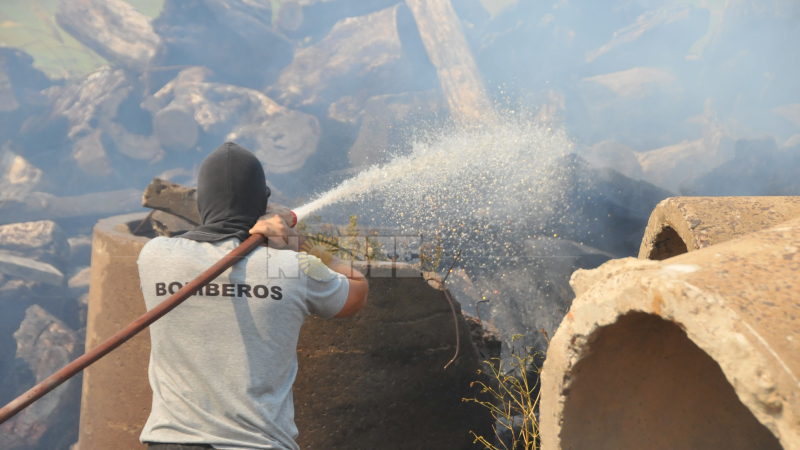 Bomberos y empleados de una empresa contuvieron un incendio en la ruta 16
