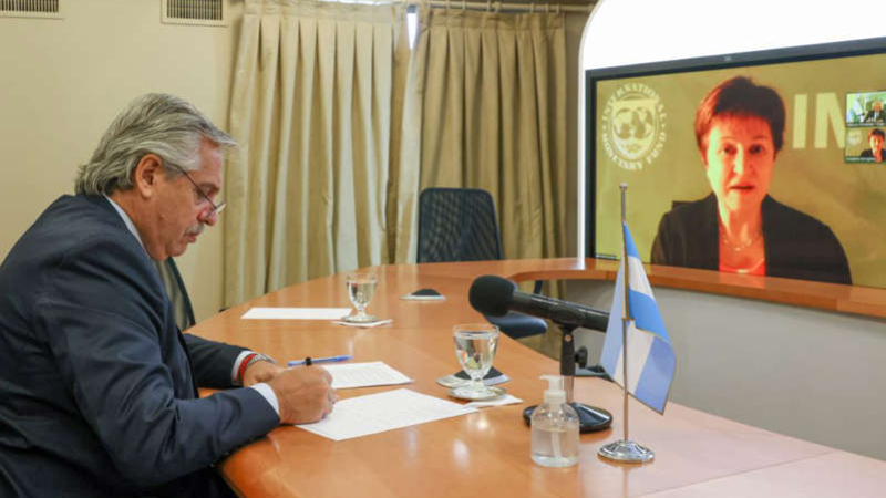 Fernández anunció acuerdo con el FMI "sin saltos devaluatorios" ni ajuste