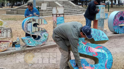 Ciudad Limpia restaura las letras de "Resistencia" en la plaza 25 de Mayo