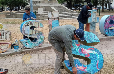 Ciudad Limpia restaura las letras de "Resistencia" en la plaza 25 de Mayo