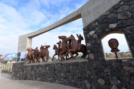 pancho ramírez monumento.jpg