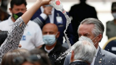 Le vaciaron una botella de agua a Piñera durante un acto en Chile