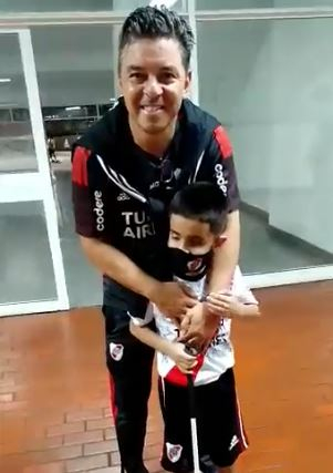 muñeco y maxi.JPG