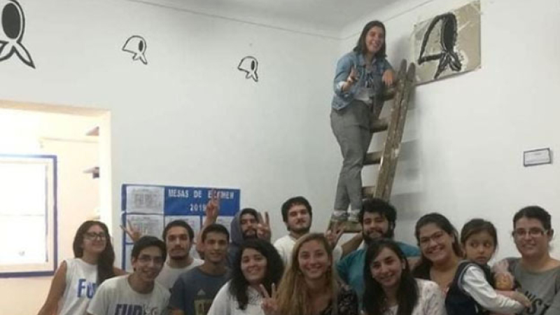 Denuncian que borraron los pañuelos de las Madres y Abuelas en un centro de estudiantes