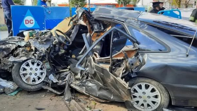 Murieron cuatro personas al perder el control del auto y chocar contra una árbol