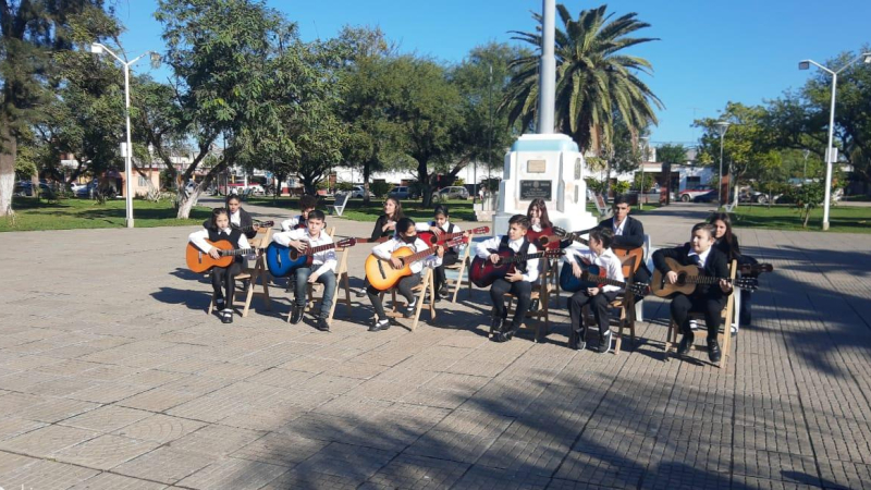 Desde Quitilipi alumnos y alumnas interpretan el Himno Nacional Argentino