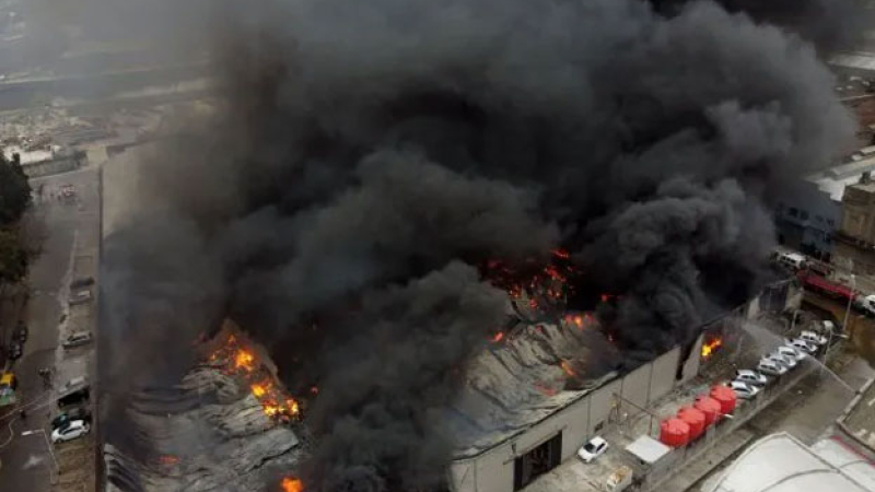 Incendio de grandes dimensiones en un predio fabril de la provincia de Buenos Aires