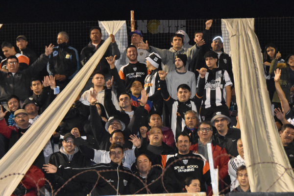 Noche de fútbol en el "Gigante de la Avenida"