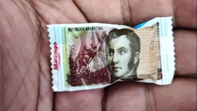 Caramelos por el vuelto: el billete de 5 pesos volvió en forma de envoltorio