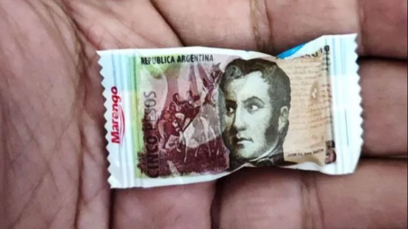 Caramelos por el vuelto: el billete de 5 pesos volvió en forma de envoltorio