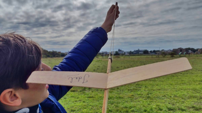 Niñas y niños envueltos en el placer de hacer sus propios aviones