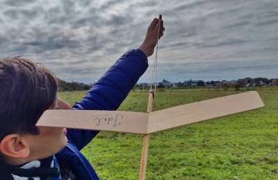 Niñas y niños envueltos en el placer de hacer sus propios aviones