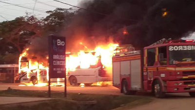 Susto en pleno viaje: se incendió un colectivo en Barranqueras