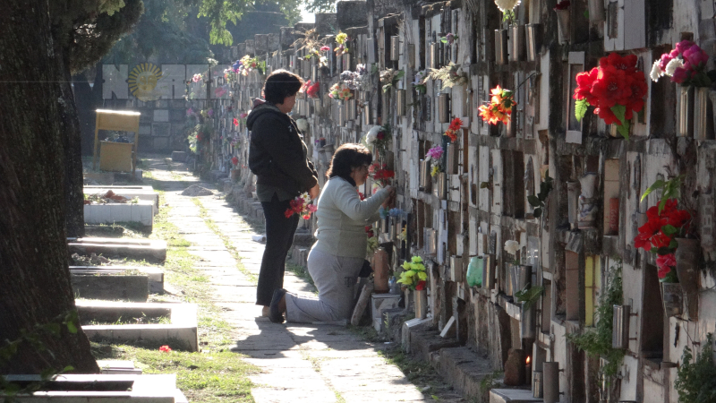 Misa por los papás en el cementerio municipal