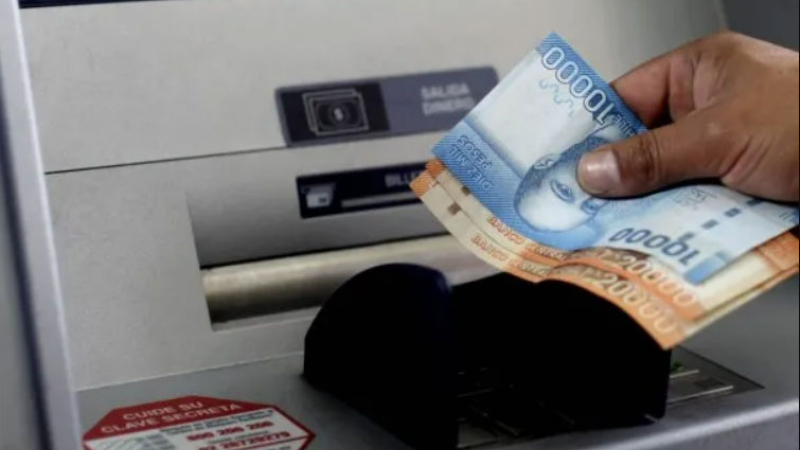 Le depositaron una alta suma por error y escapó para no devolverlos
