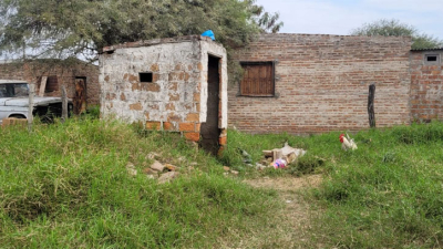 Tuvo al bebé y lo arrojó a una letrina: niños jugaban y lo salvaron