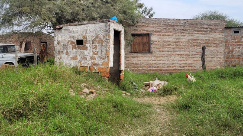 Tuvo al bebé y lo arrojó a una letrina: niños jugaban y lo salvaron