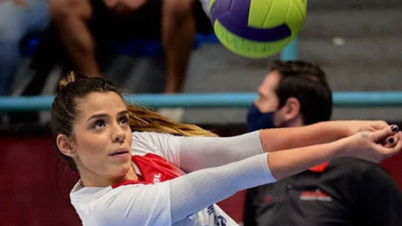 Es jugadora profesional de vóley pero gana 50 veces más en OnlyFans