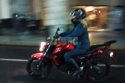 mujer moto.jpg