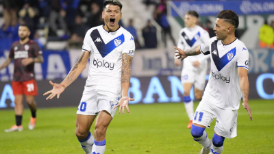 En un partido muy cambiante, Vélez rescató un empate agónico ante River