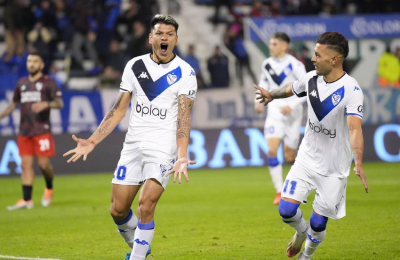 En un partido muy cambiante, Vélez rescató un empate agónico ante River