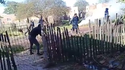 Vecinos del barrio Los Silos y personal policial se enfrentaron tras un operativo antidrogas