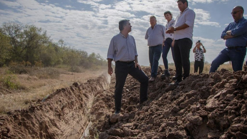 En Villa Río Bermejito, el gobernador supervisó la obra del acueducto
