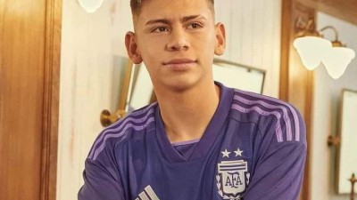 "Diablito" Echeverri, la imagen de la nueva camiseta suplente de Argentina