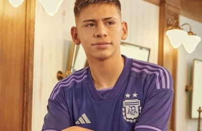 "Diablito" Echeverri, la imagen de la nueva camiseta suplente de Argentina