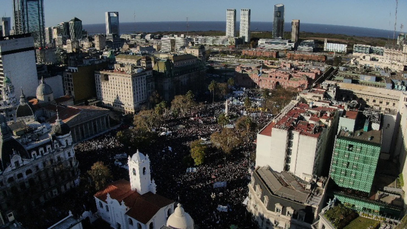 Masiva marcha en Plaza de Mayo para repudiar el atentado que sufrió Cristina Kirchner