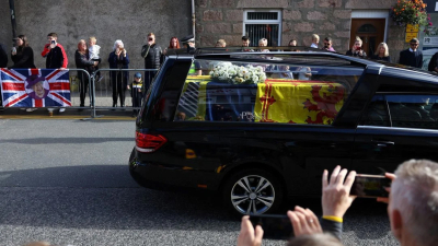 El féretro de Isabel II emprendió su cortejo fúnebre hacia Londres