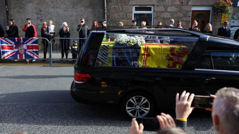 El féretro de Isabel II emprendió su cortejo fúnebre hacia Londres