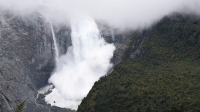 En pleno invierno se desprende un glaciar en la Patagonia chilena