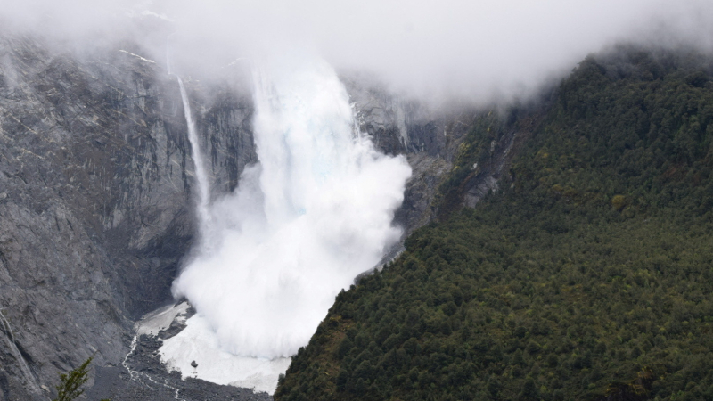 En pleno invierno se desprende un glaciar en la Patagonia chilena