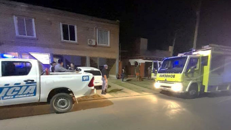Un hombre es salvado del fuego y reanimado por policías y bomberos