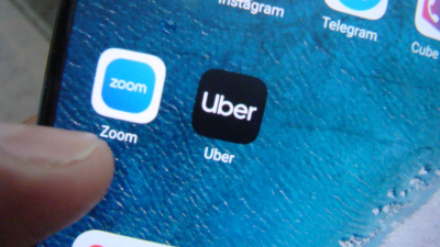 Después de la polémica, unos pocos autos con Uber siguen circulando