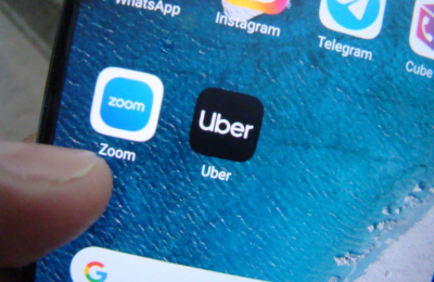Después de la polémica, unos pocos autos con Uber siguen circulando