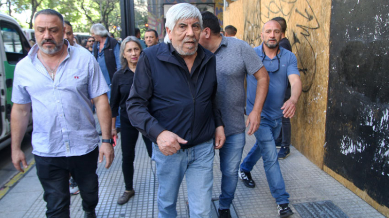Camioneros acordó un aumento de 107% y un bono