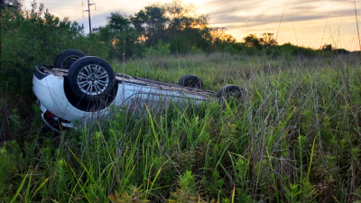 Pedazos de neumático en el asfalto provocó grave accidente