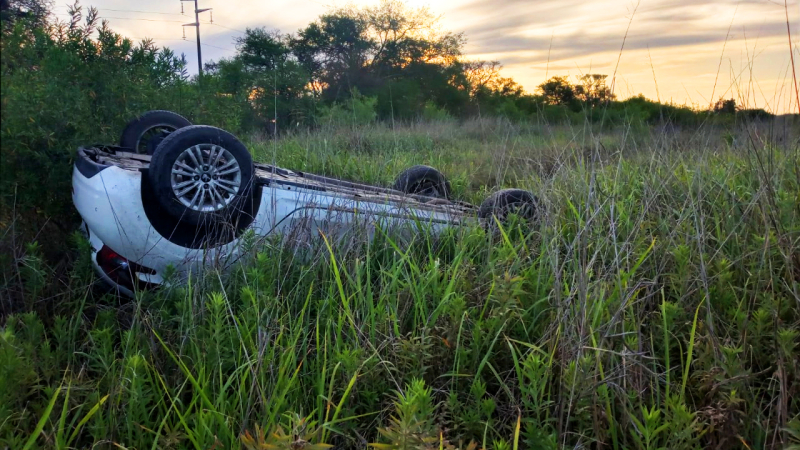 Pedazos de neumático en el asfalto provocó grave accidente